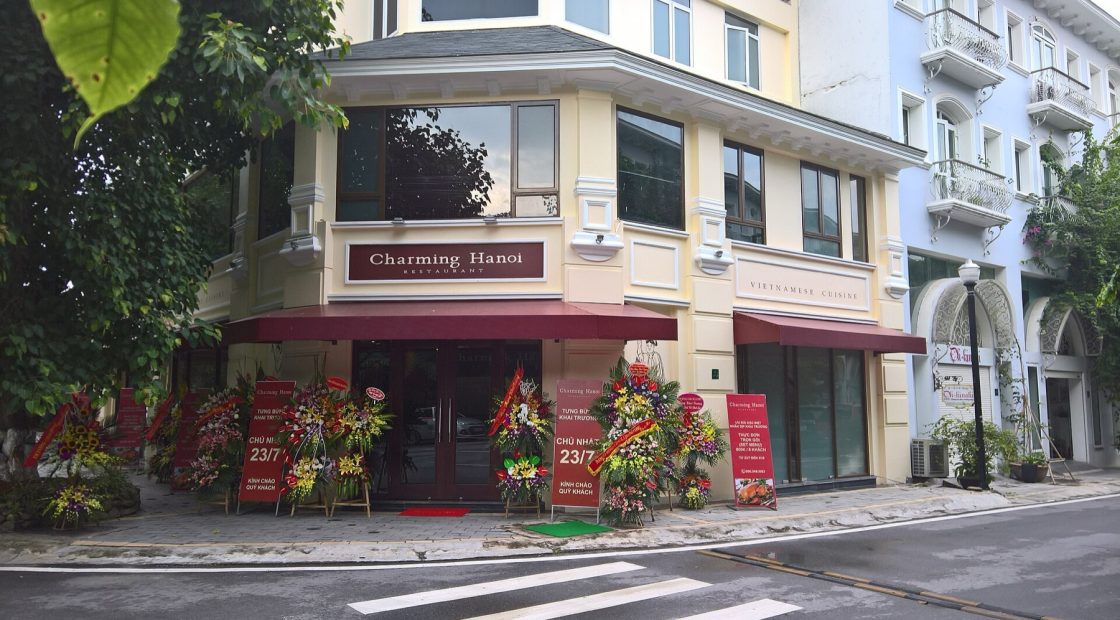 Không gian nhà hàng Việt Nam vào giờ phục vụ