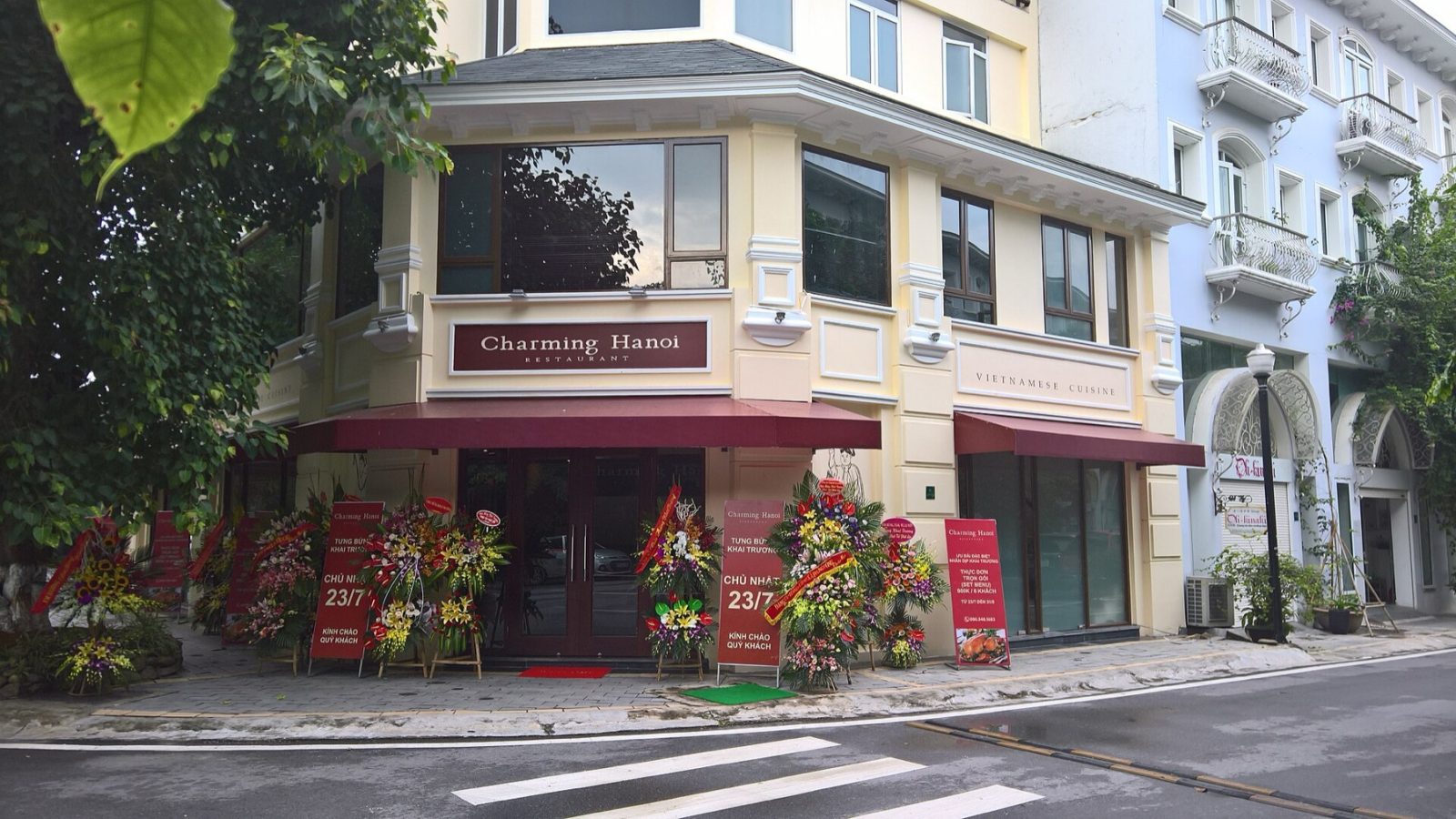 Không gian nhà hàng Việt Nam vào giờ phục vụ
