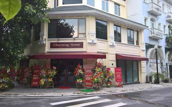 Không gian nhà hàng Việt Nam vào giờ phục vụ