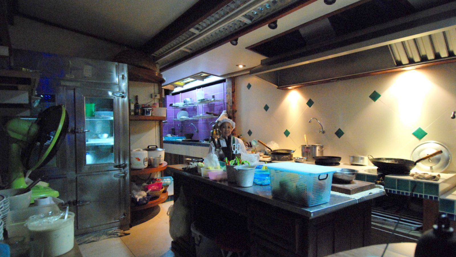 Khu bếp nhà hàng được tổ chức theo khu vực