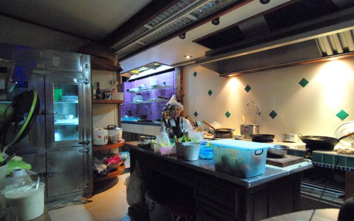 Khu bếp nhà hàng được tổ chức theo khu vực