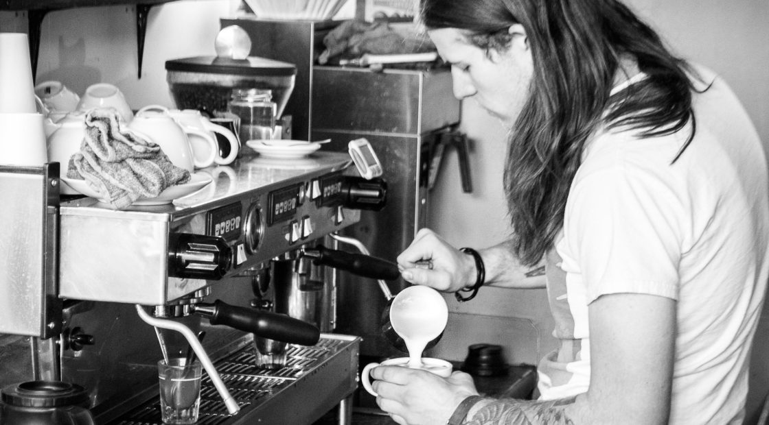 Barista chuẩn bị đồ uống tại quầy cafe