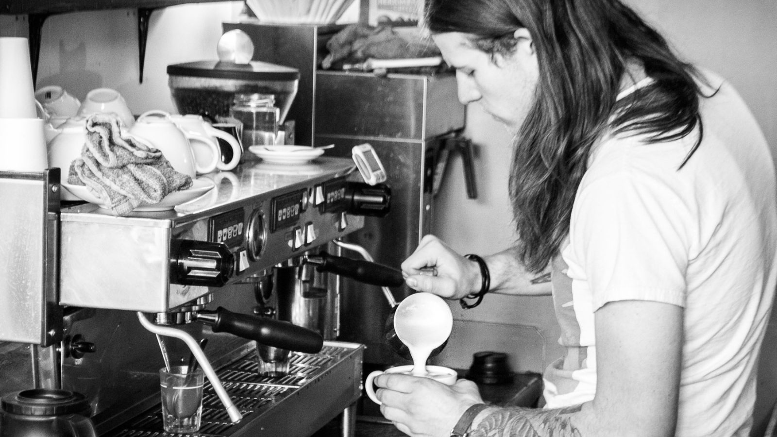Barista chuẩn bị đồ uống tại quầy cafe