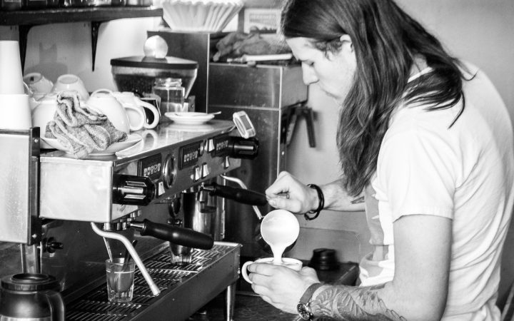 Barista chuẩn bị đồ uống tại quầy cafe