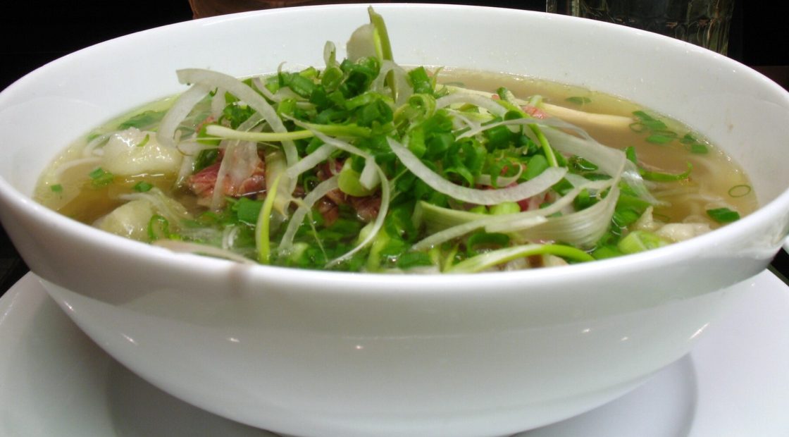 Món phở Việt Nam trong bối cảnh nhà hàng
