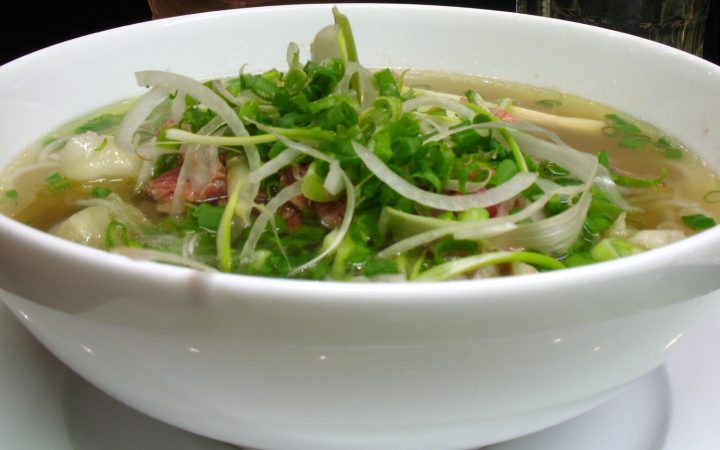 Món phở Việt Nam trong bối cảnh nhà hàng